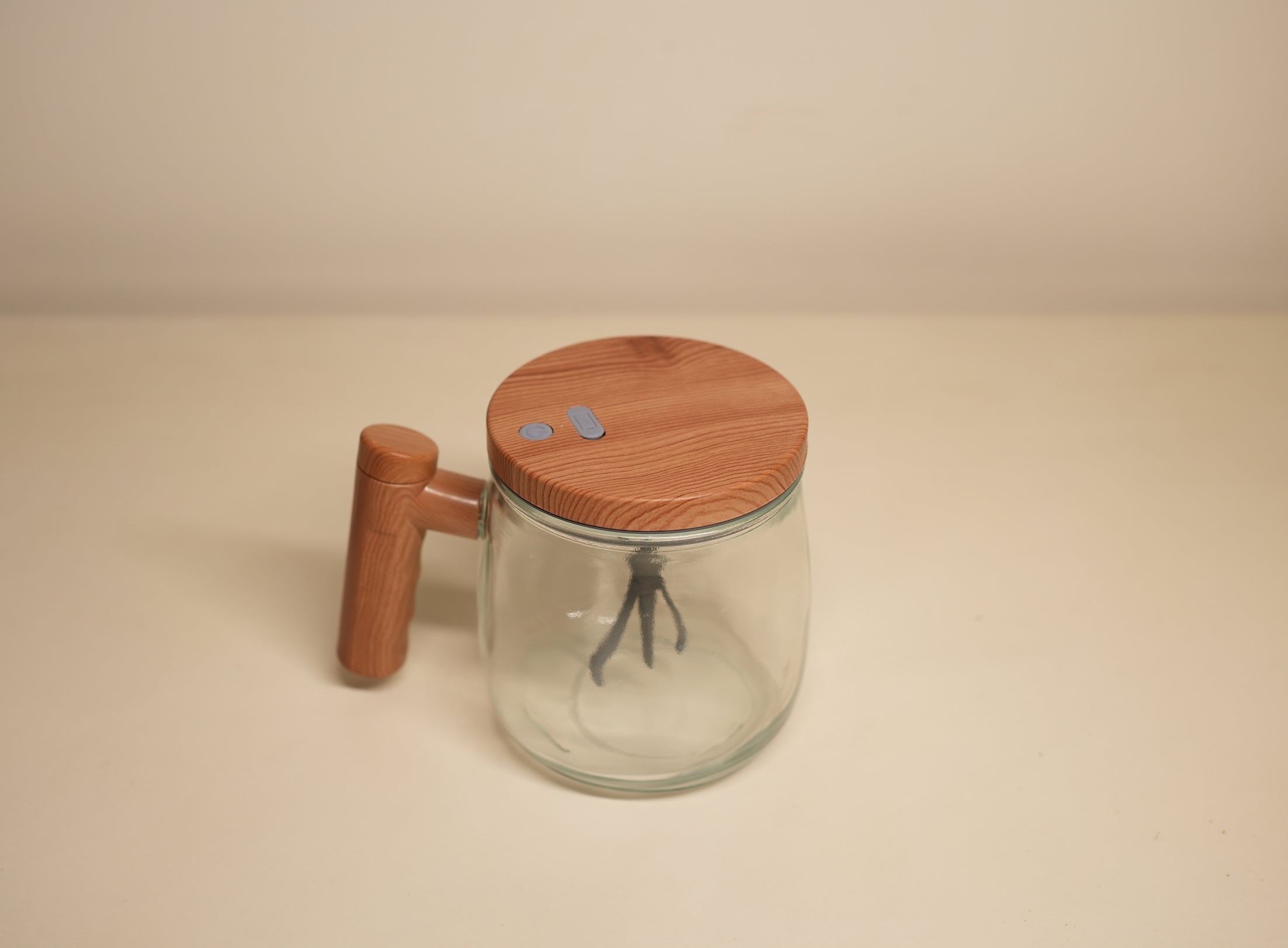 Self-Stirring Glass Tumbler with Wooden Finish